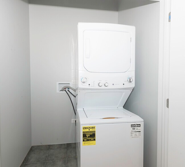 Building Photo - 520 N Western Ave