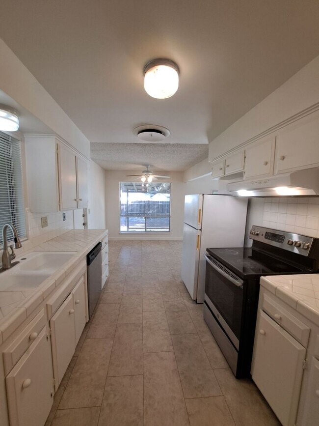 Building Photo - Beautiful Single-Level Fresno Home | 3 Beds, 2 Baths, Garage & Pet-Friendly!