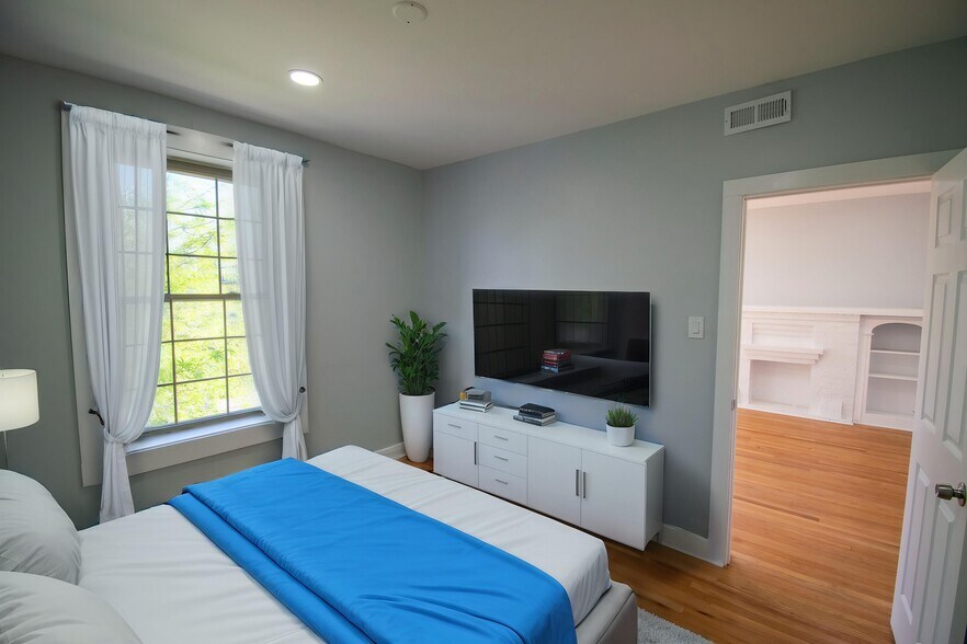 Picture Virtually staged to show the possibilities - 4921 W Addison St