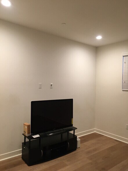 Building Photo - 5665 Stinson Way