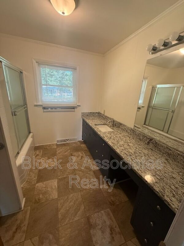 Building Photo - 1723 Brook Dr