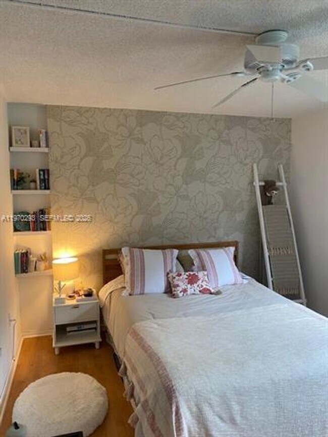 Building Photo - 210 Seaview Dr