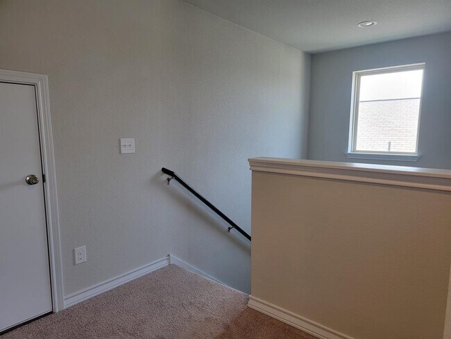 Building Photo - 208 Magna Ln