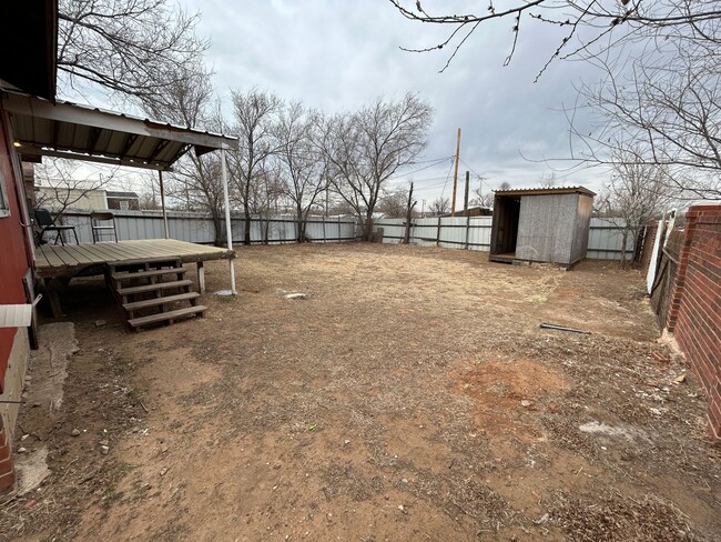 Building Photo - 609 E 6th St