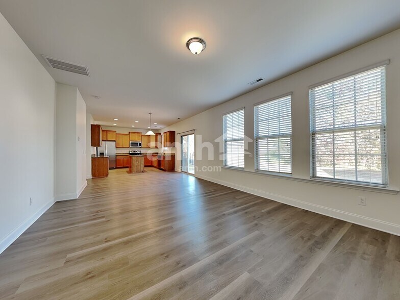 Building Photo - 185 Clubhouse Dr