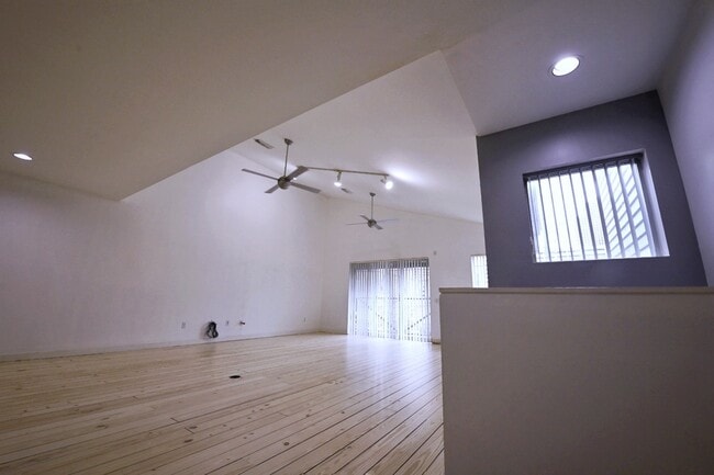 Building Photo - 702 Ruthven St