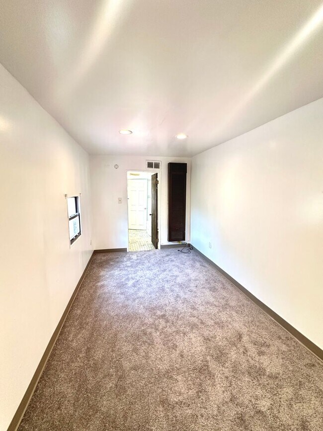 Building Photo - Updated 1 Bed, 1 Bath First Floor Unit in South Side - Private Entrance, Laundry in Basement - Av...