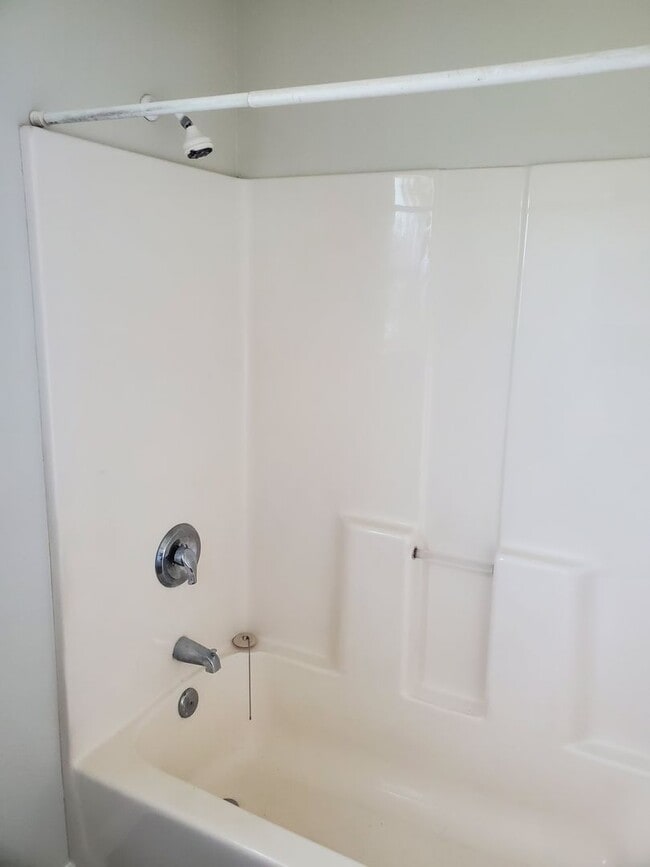 Building Photo - Large 1 Bedroom Home