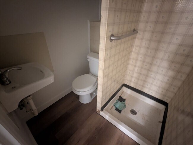 Building Photo - 3 & 4 Bedroom Units Just Steps from WWU