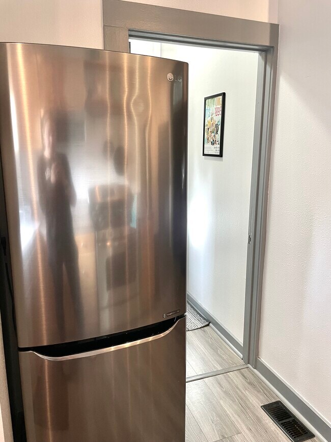 Building Photo - 313 NE Stanton St