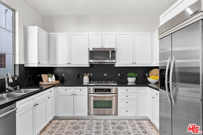 Building Photo - 5350 Playa Vista Dr