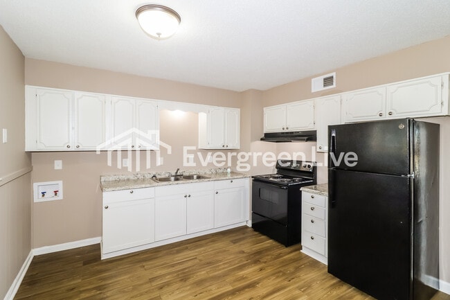 Building Photo - 3196 Southbridge St