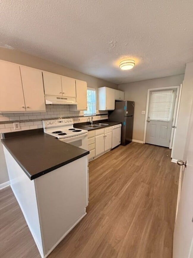 Building Photo - Move In Now & Save – Limited Availability at $1,399! Collegeview Apartments! Updated 2 Bed 2 Bath...