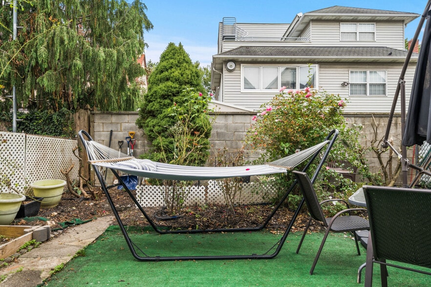 Building Photo - 84 W 42nd St