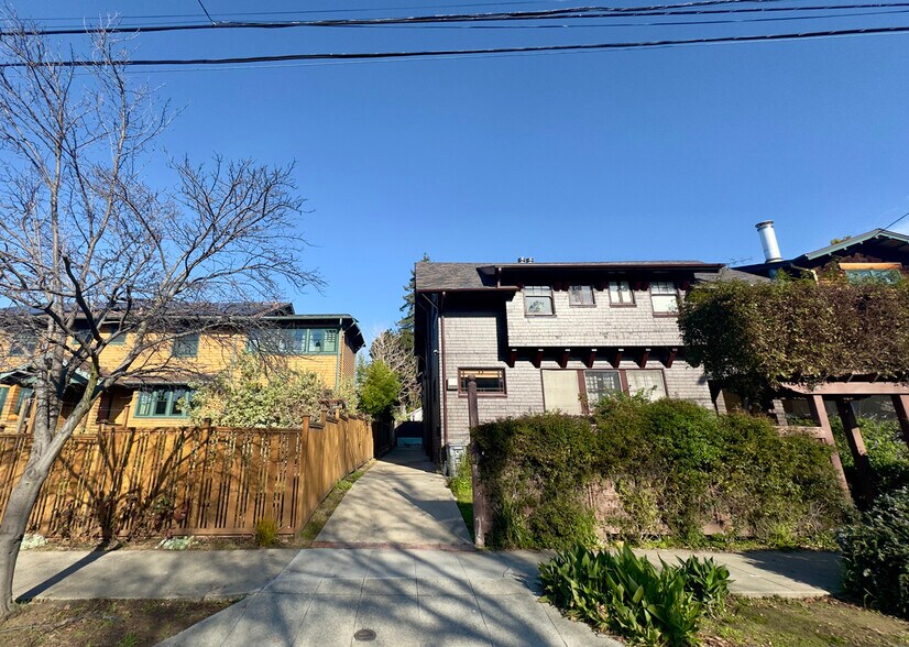 Building Photo - 2733 Russell St