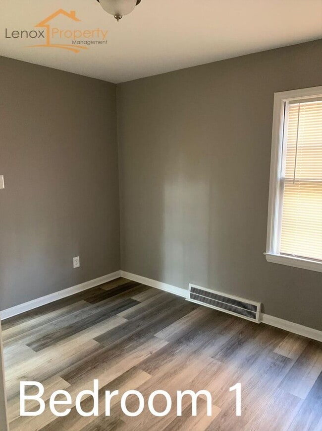 Building Photo - Beautiful 3 bedroom home in Dearborn