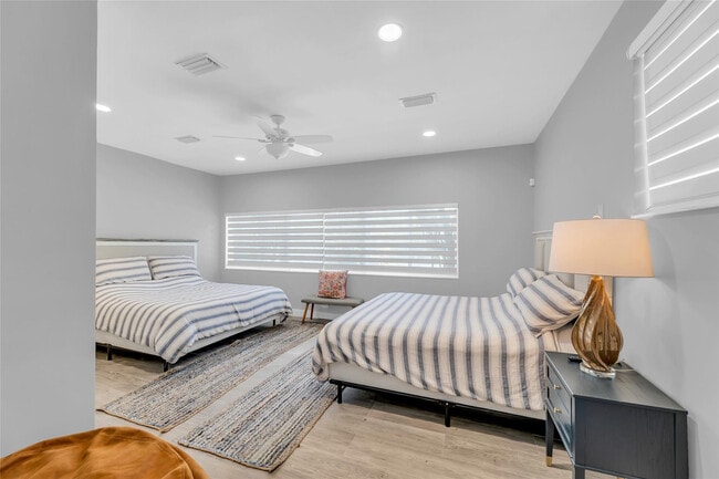 Building Photo - 2005 N Riverside Dr