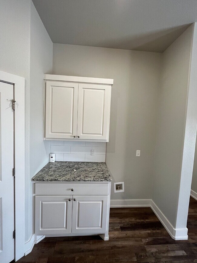 Building Photo - Stunning Duplex in Shallowater!
