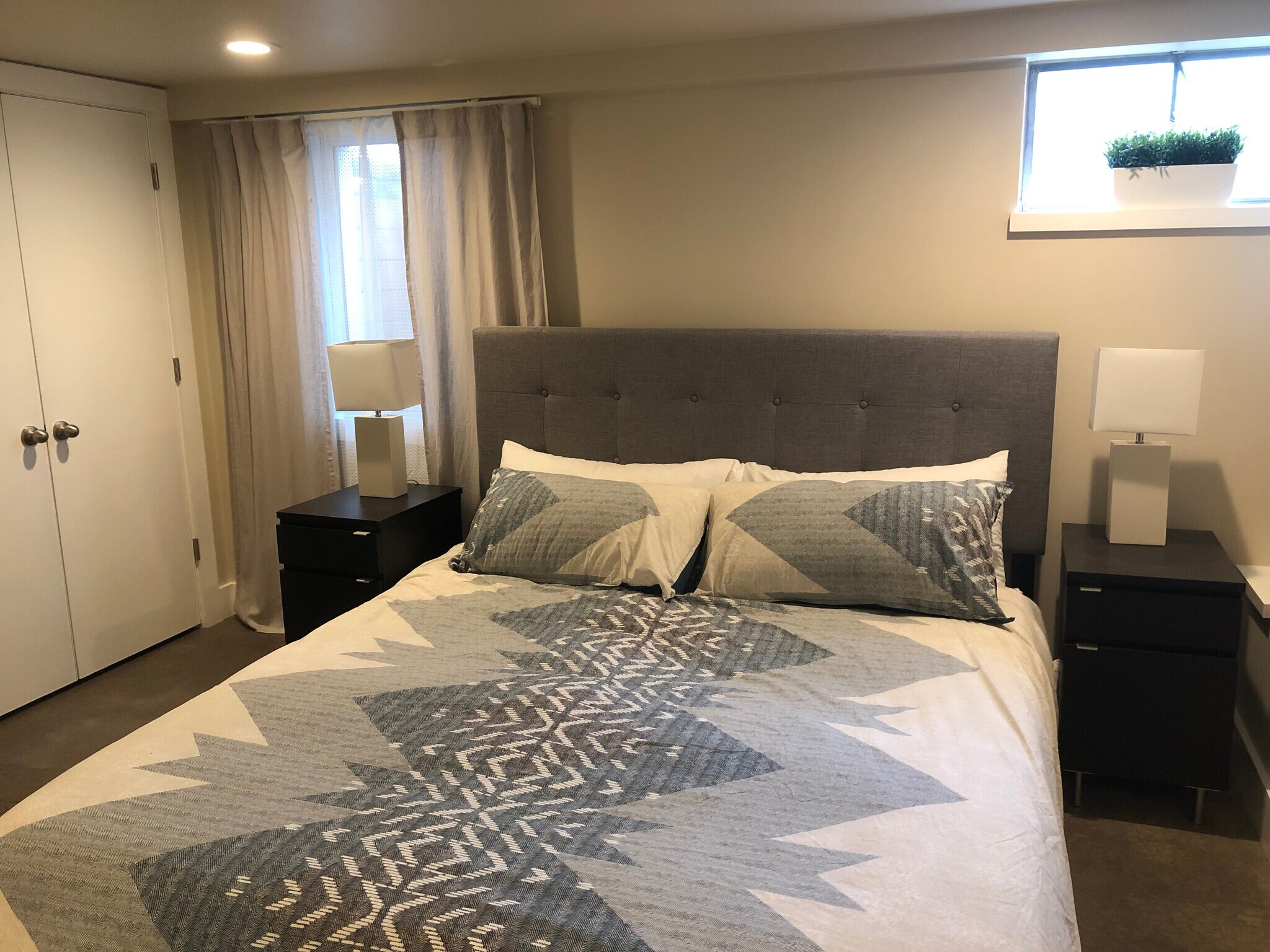 master suite with working fireplace and 2 closets. Fits king bed. - 5252 NE 49th Ave