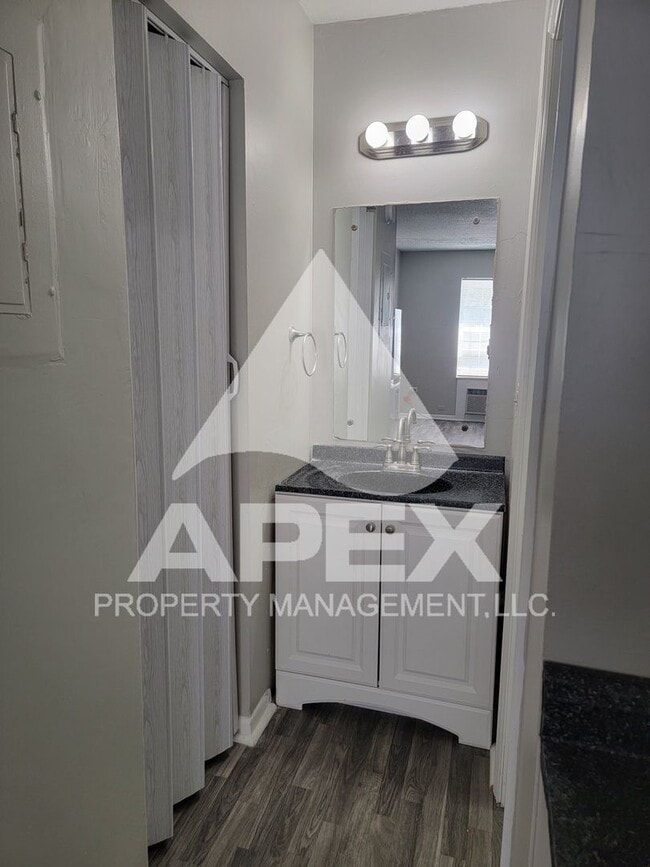 Building Photo - Recently Renovated - Alcoa Studio Apartmen...