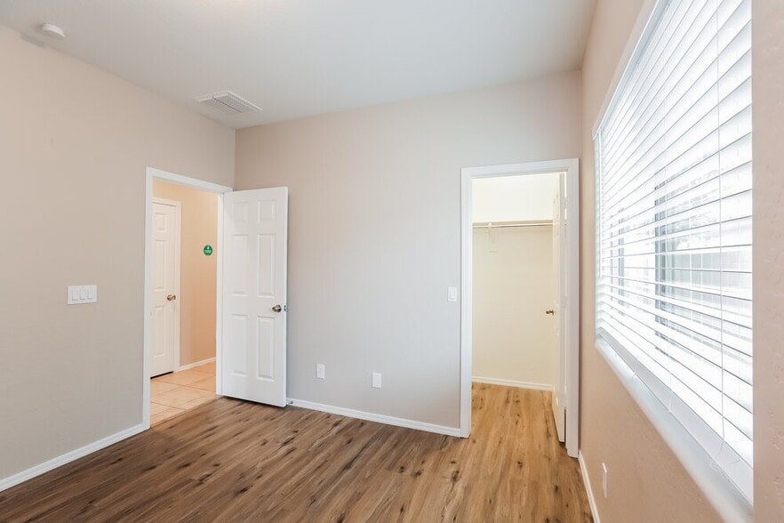 Building Photo - 5820 W Euclid Ave