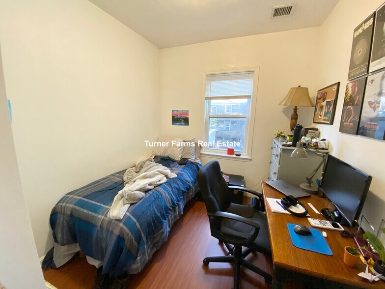 Building Photo - 93A Hillside St