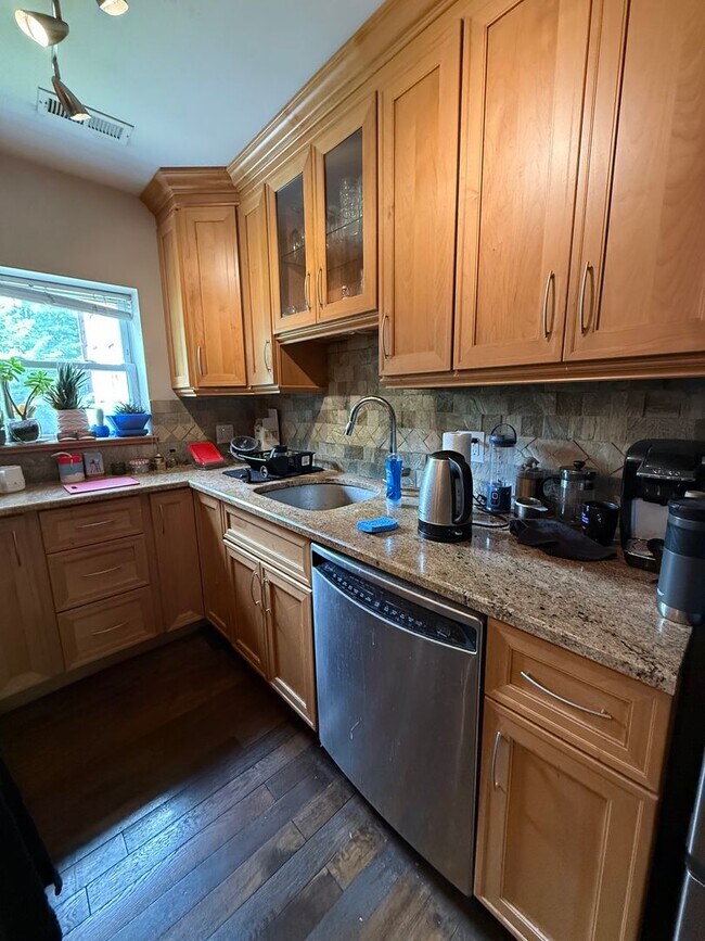 Building Photo - Spacious, Renovated Brighton / Oak Square area Condo with parking for September 1st - NO FEE