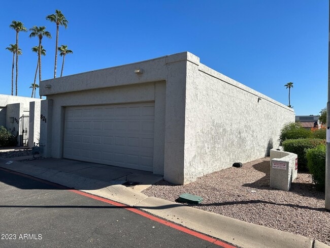 Building Photo - 821 E Orange Dr