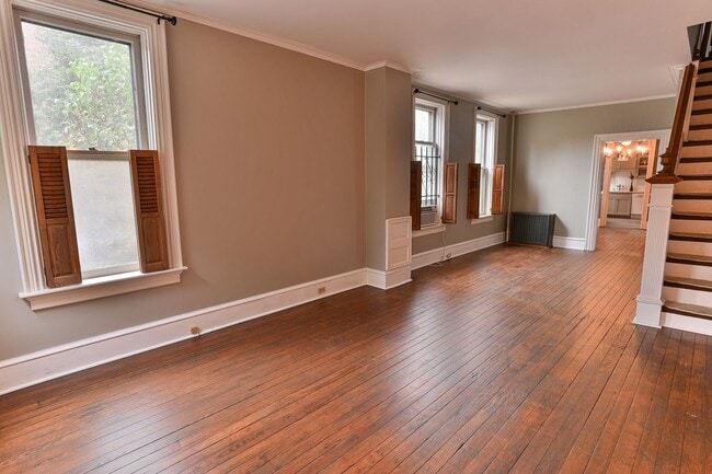 Building Photo - Charming 3 Bedroom on Verbeke St w Off Str...