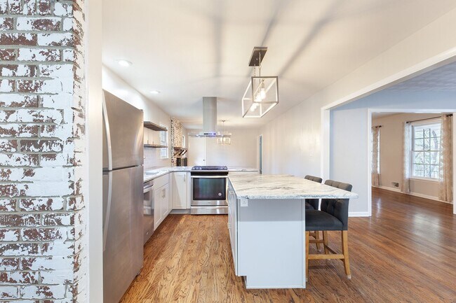 Building Photo - Very Spacious 4/3 w/ Finished Basement in ...