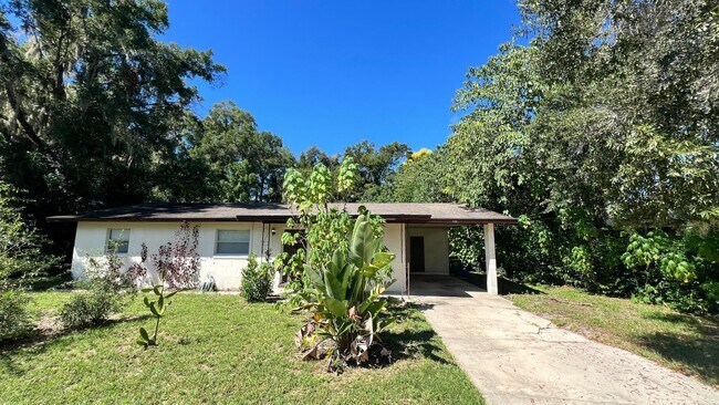 Building Photo - Beautiful 3 Bedroom, 1.5 Bathroom Home in Deland!!