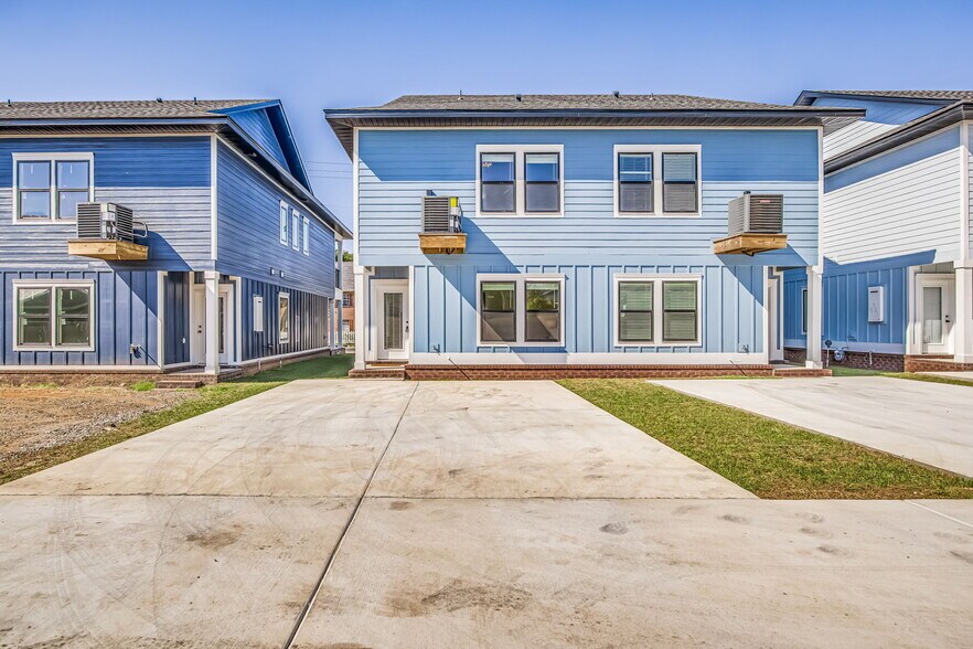 Building Photo - 580 N De Villiers St