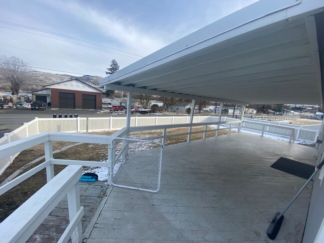 Building Photo - Updated 3 Bedroom / 2 Bath Mobile Home on ...