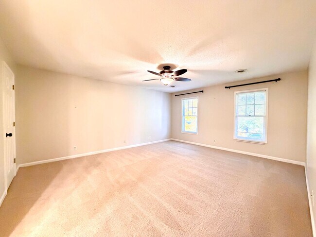 Building Photo - 1402 E Rhett Butler Rd