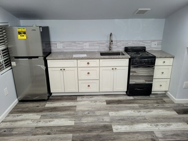 Building Photo - 1615-1617 D St, Unit 1617D