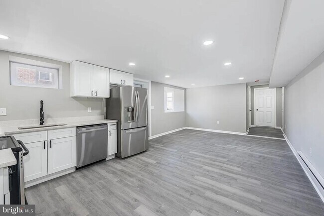 Primary Photo - 3300 Ravenwood Ave