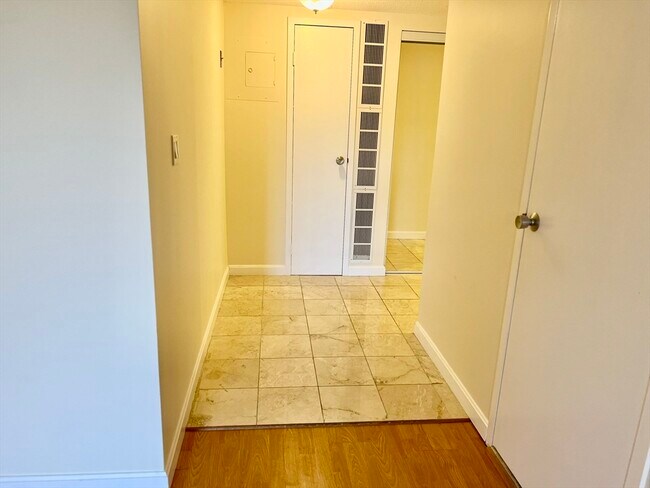 Building Photo - 404 Paradise Rd