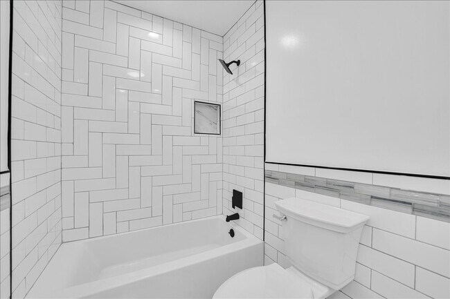 Building Photo - 1001 Oak Ln