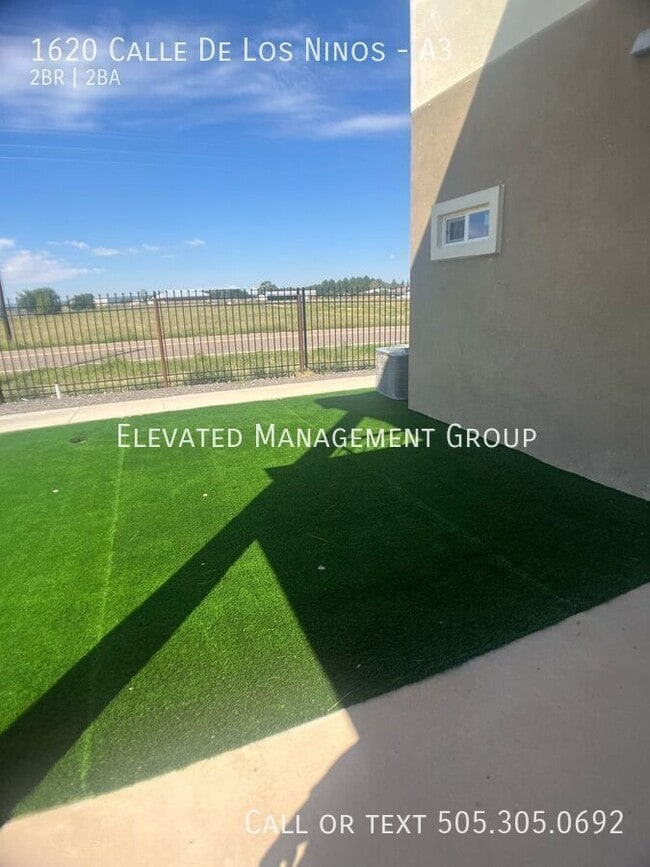 Building Photo - 1620 Calle de los Ninos Ave