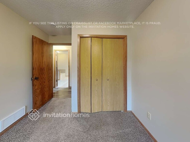 Building Photo - 5565 Knoll Dr