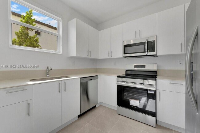 Building Photo - 2558 SE 27th Dr