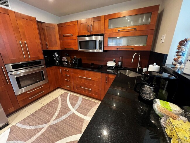 Building Photo - 904 NE 20th Ave