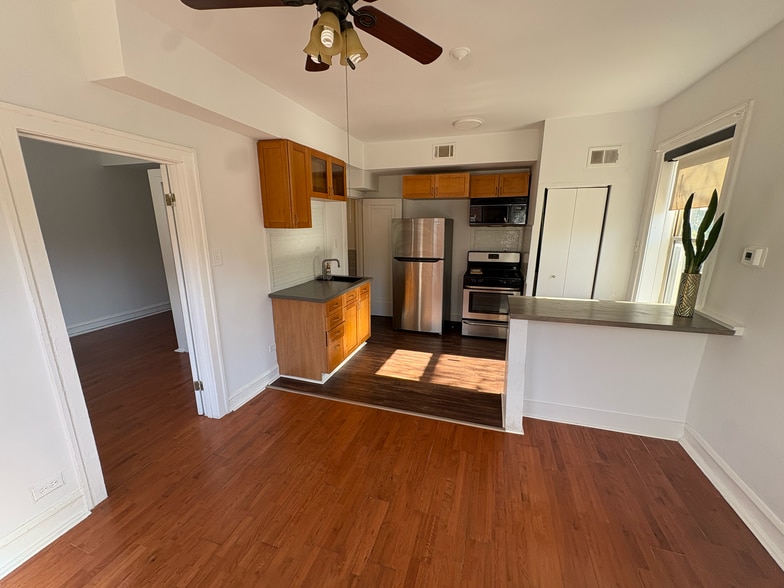 Building Photo - 5235 N Damen Ave