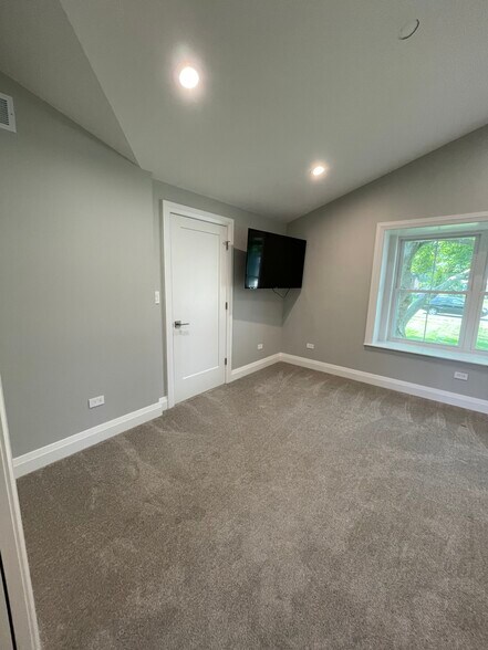 Building Photo - 905 Aurora Way