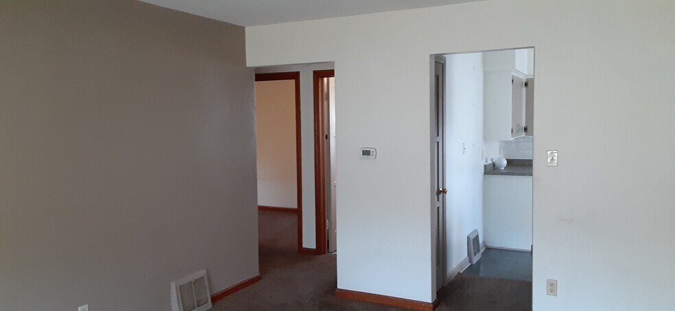 Building Photo - 2048 Oakland Pky