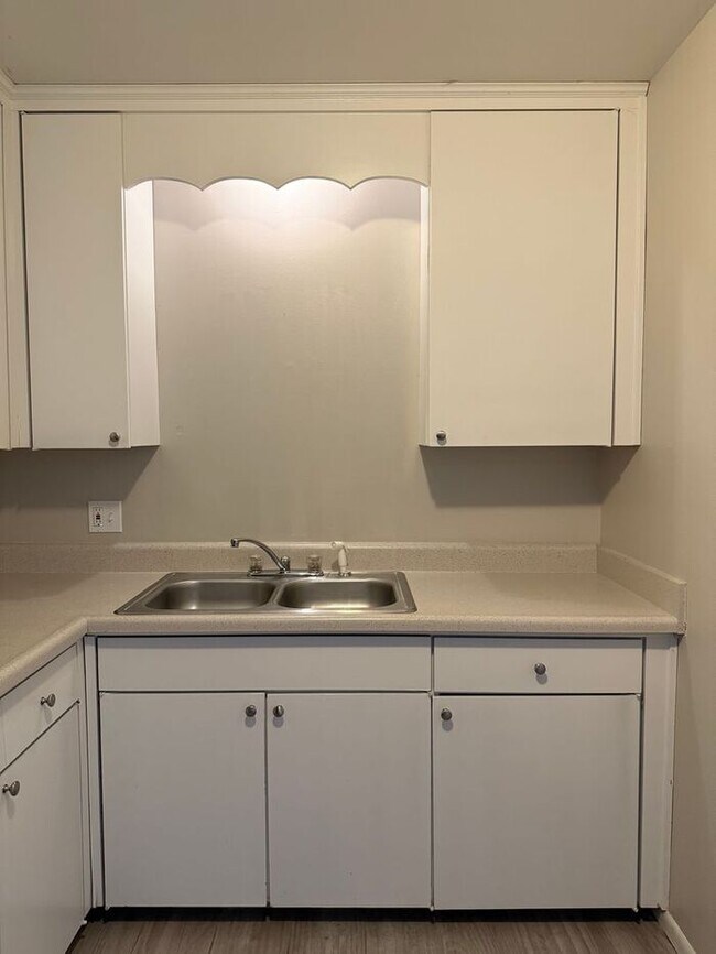 Building Photo - 2 Bedroom Unit was recently renovated.  Live walking distance from the downtown square or steps f...
