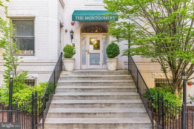 Primary Photo - Spectacular 2 LEVEL, 2BR, 2BA unit