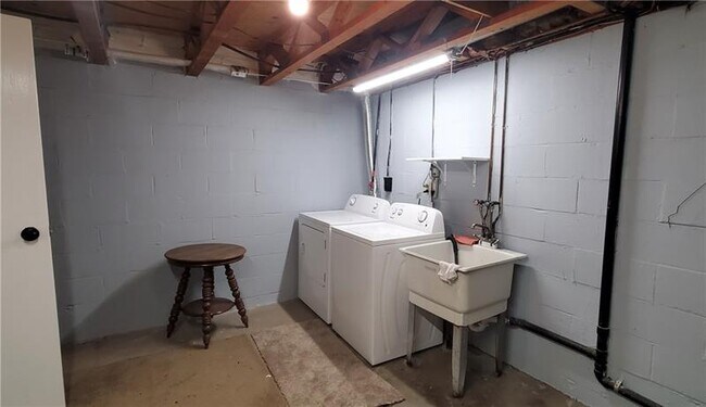 Building Photo - 711 Newton Square Dr