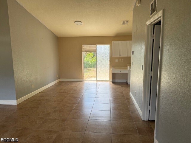 Building Photo - 450 Rathburn St