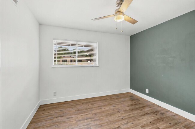 Building Photo - Modern Open Floor Plan